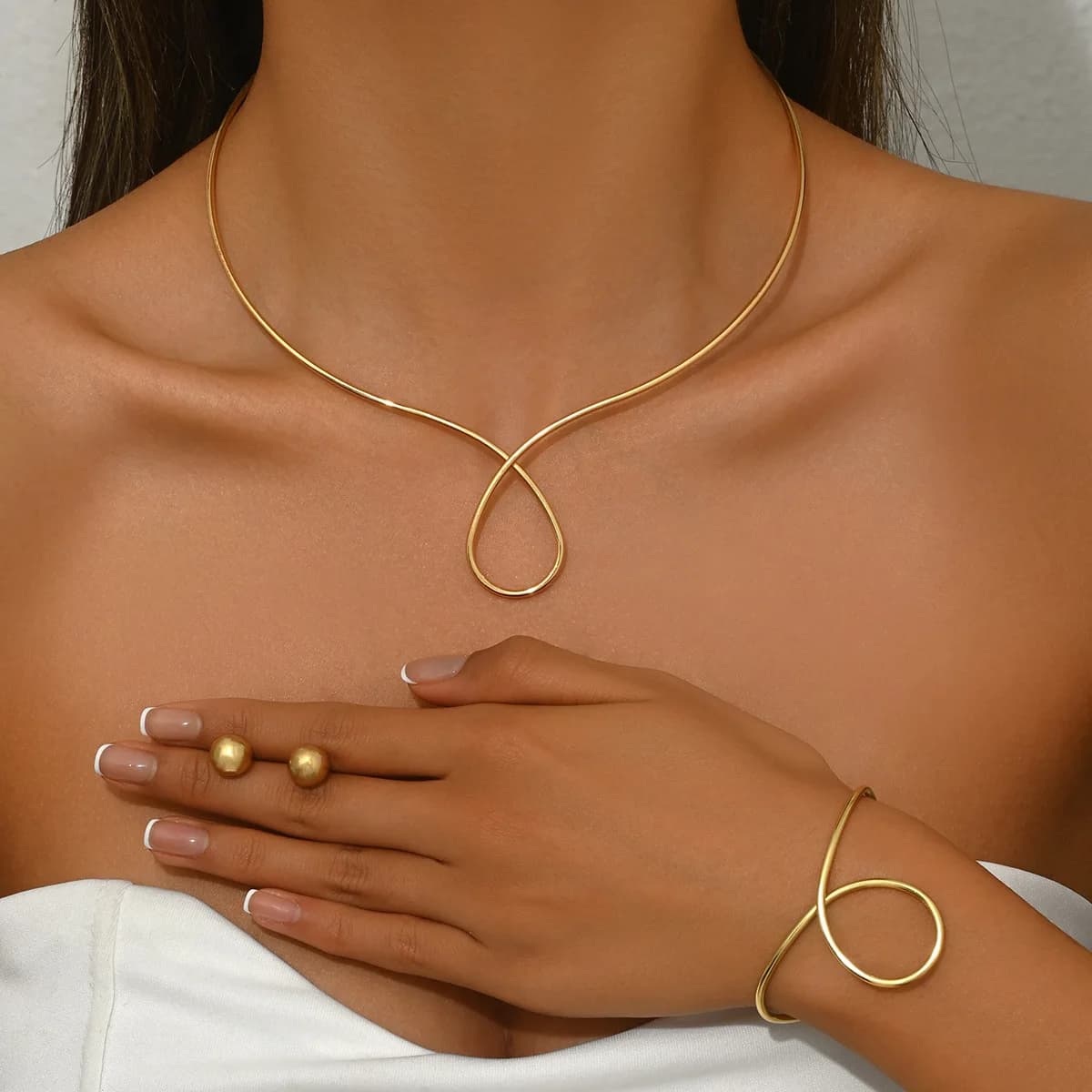 Orecchini con bracciale e collana girocollo geometrica dal design creativo per le donne Set di gioielli in lega di zinco color oro di nuova tendenza regalo per feste