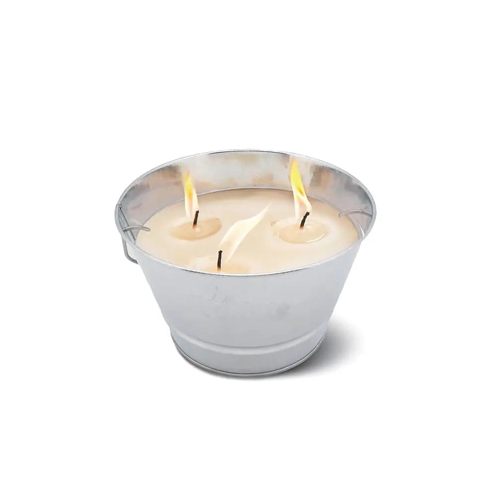 Candela alla Citronella da 28 Once – Secchiello in Metallo con Triplo Stoppino e Coperchio (Argento) – Candela a Lunga Durata per Esterni, Patio, Terrazza, Giardino