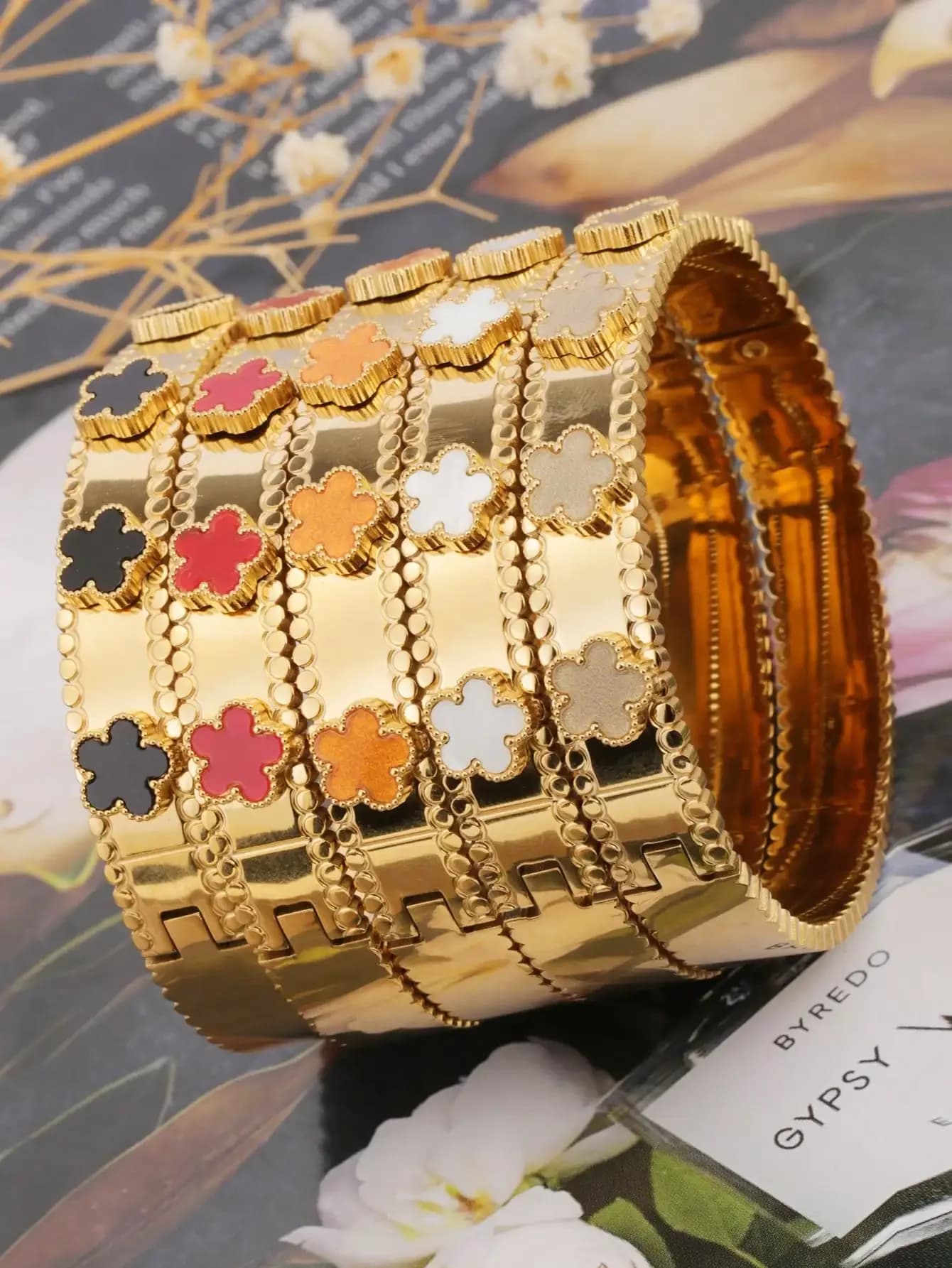 Bracciale a forma di fiore di trifoglio in acciaio inossidabile placcato oro 18 carati, design unico, alla moda e versatile, adatto per le donne