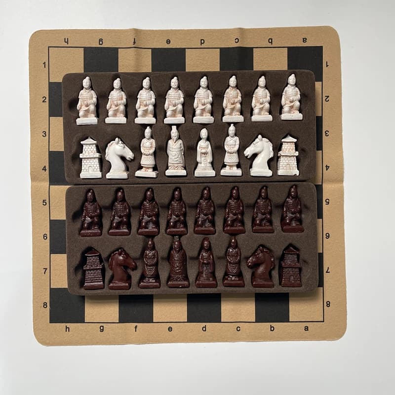 Nuovo design di pezzi di scacchi di soldato di personaggi creativi 3D di piccole dimensioni, forniture per festival di giochi da tavolo di piccole dimensioni da 28 cm/11 pollici