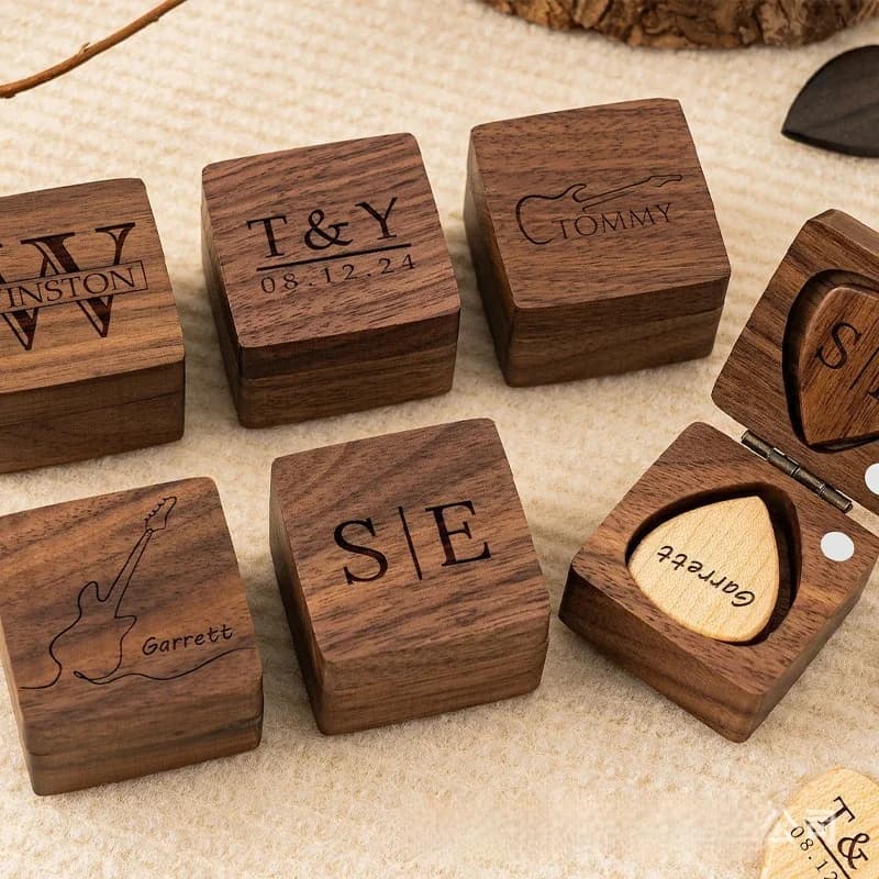 Scatola porta plettri per chitarra in legno di noce personalizzata con logo inciso, accessorio per chitarra, regalo per chitarristi, amici e amanti della musica