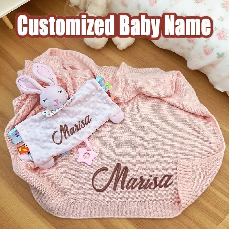 Nome personalizzato Set di coperte lavorate a maglia per bambini Coperta per passeggino con morbido piumino Giocattolo personalizzato Primo nome per regali per la doccia del neonato