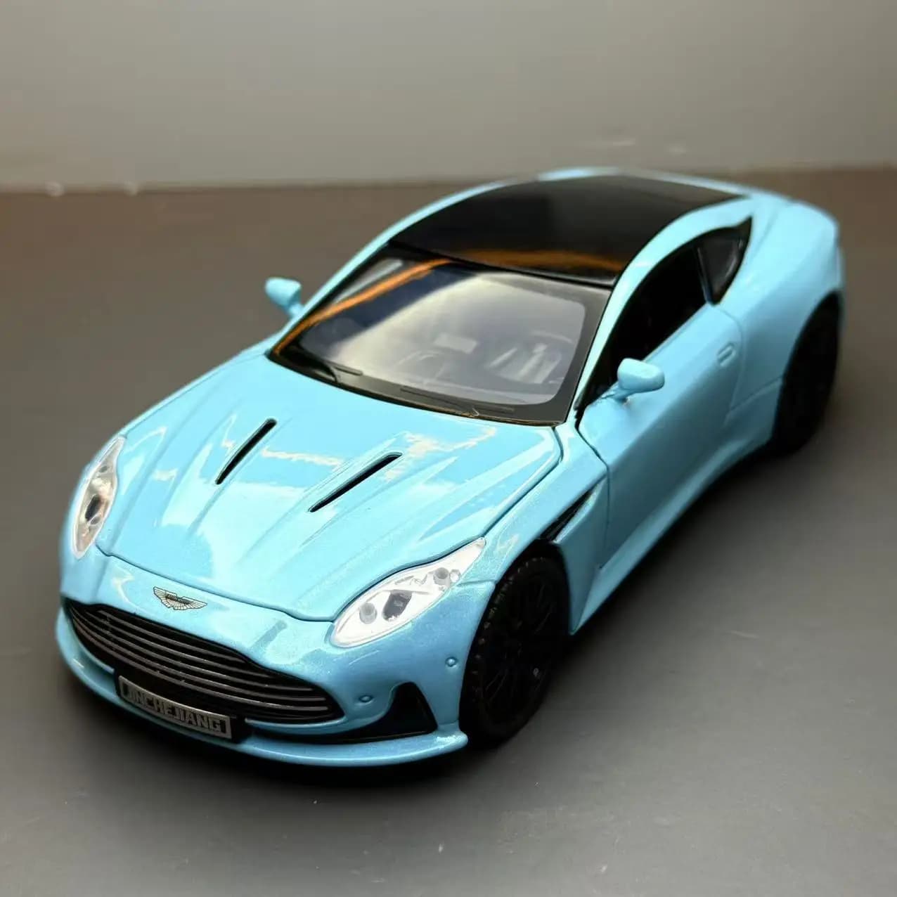 Modello di auto in lega Martin DB12 1:32 in scatola, macchinina per bambini con suono e luci, regali di festa, veicolo da gioco per ragazzi