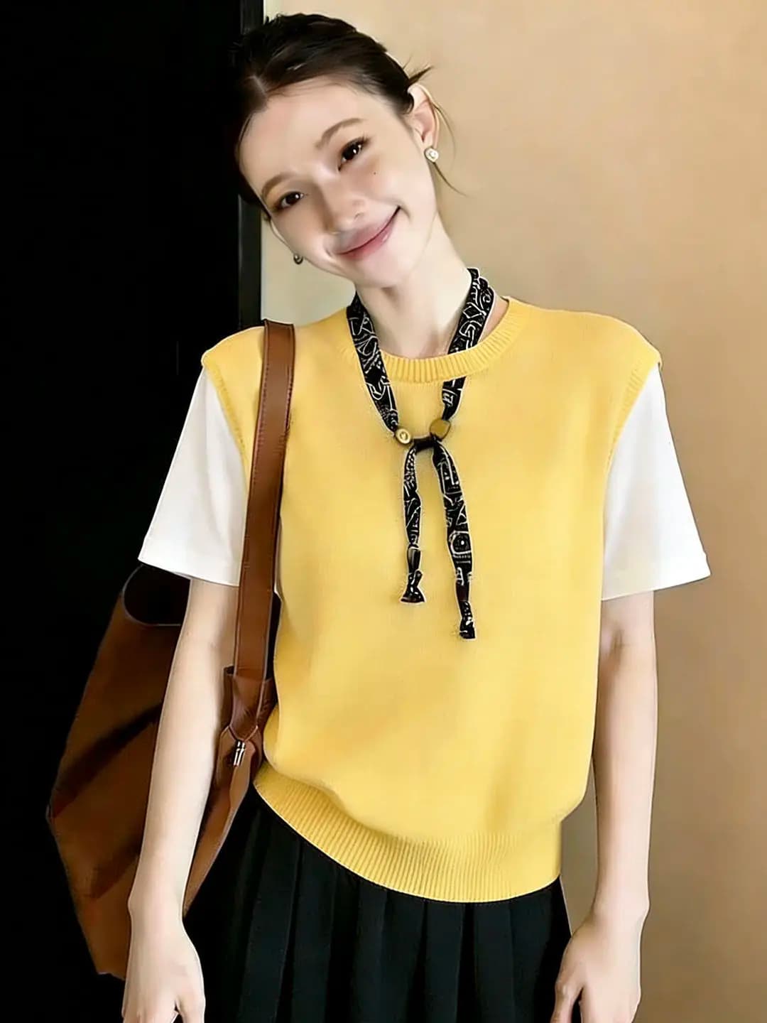 T-shirt in maglia a maniche corte da donna, alla moda, estiva 2026, nuovo stile casual, effetto due pezzi, vita alta, girocollo, top snellente