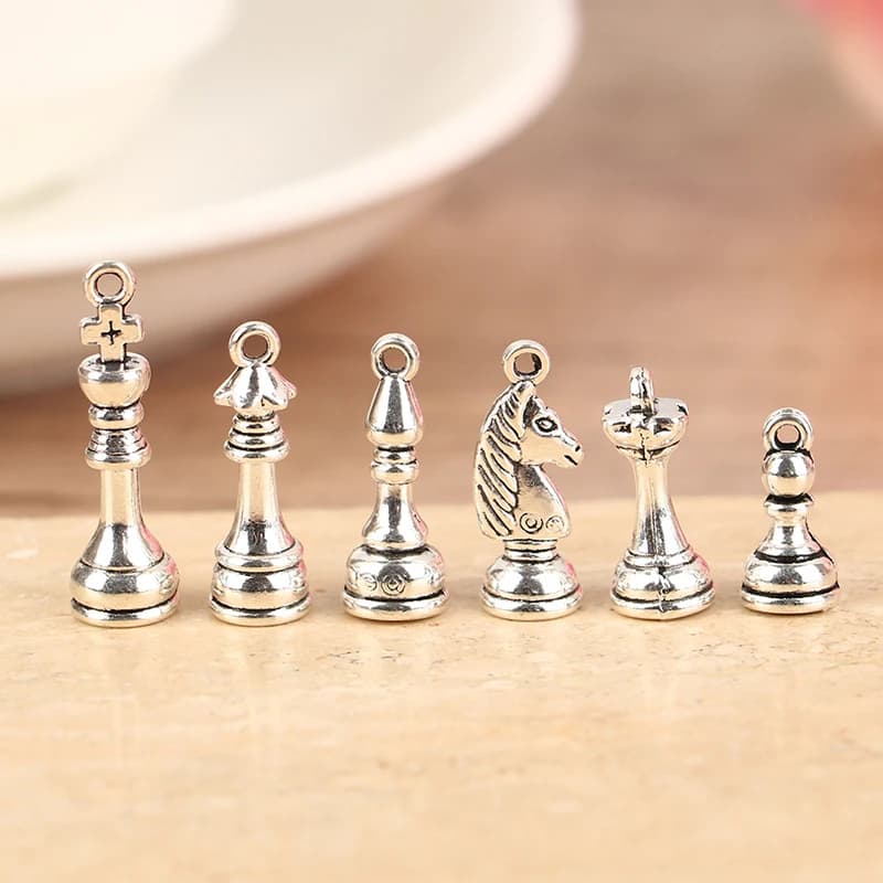 Set di 6 Ciondoli a Forma di Pezzi degli Scacchi (Cavallo, Bisotto, Pedone) in Stile Antico, Adatti per Gioielli Fai-da-Te in Bronzo Tibetano Vintage