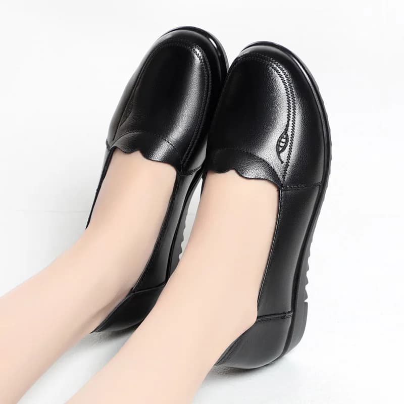 Tutte le partite Traspiranti Comode Bocca superficiale Scarpe in vera pelle 2025 Autunno Mocassini neri Scarpe basse da donna per la mamma in ufficio