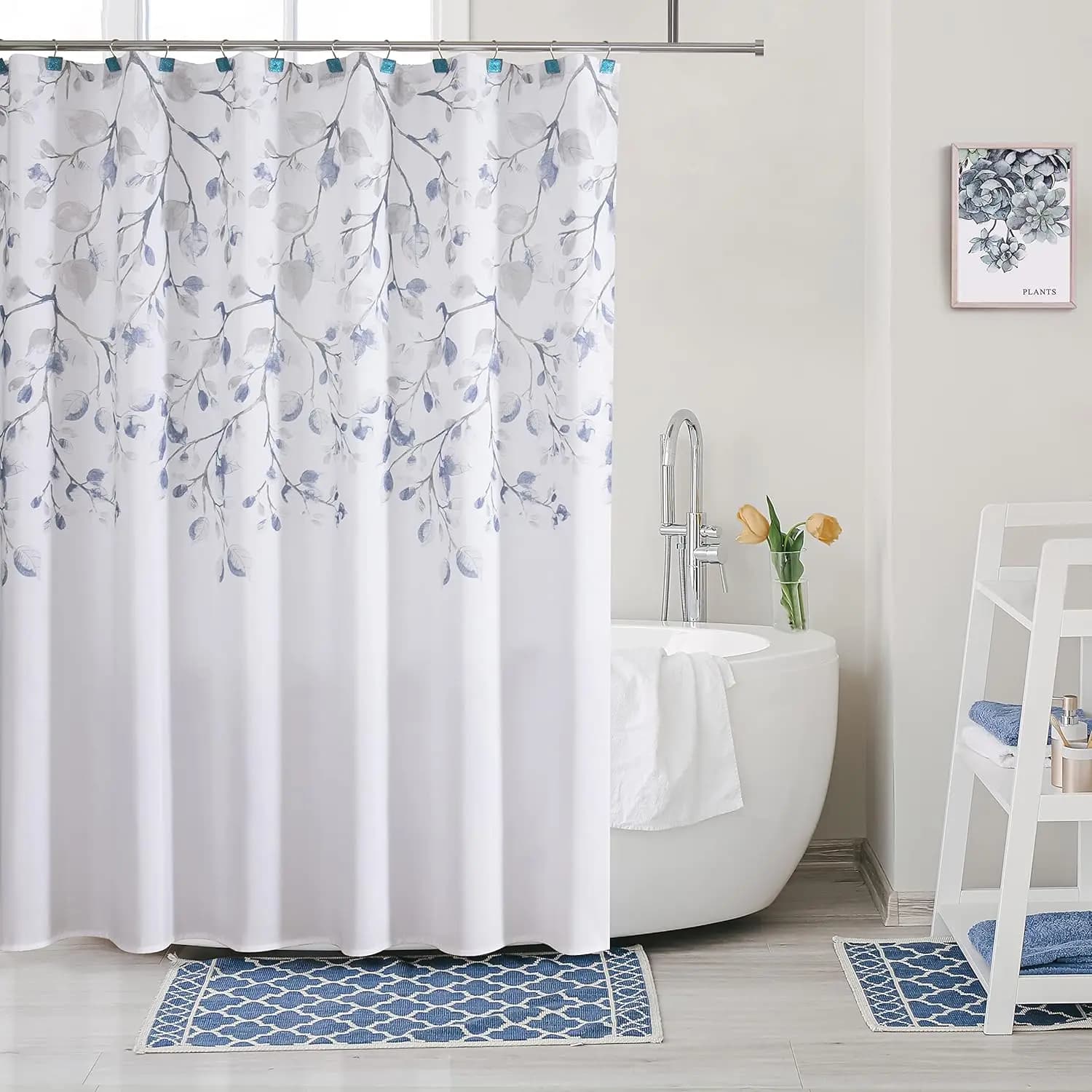 Tenda da doccia con foglie e rami blu con motivo floreale in stile acquerello per l'arredamento moderno del bagno