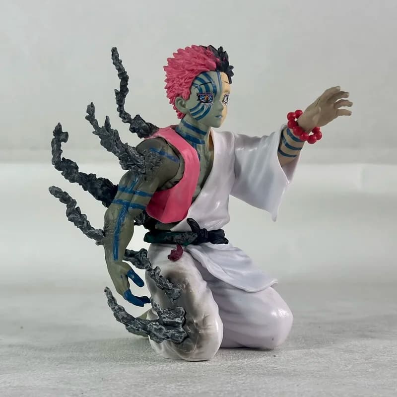 Statuetta Modello in PVC di Demon Slayer, Akaza Hakuji con Faccia Piangente in Posizione Inginocchiata, 13cm, Figurina da Collezione, Ottimo Regalo