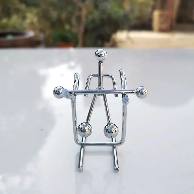 Regali Creativi: Mini Ornamenti Iron Man, Statuetta in Metallo a Bilanciamento Perpetuo, Pendolo Scientifico, Miniatura da Scrivania, Decorazione per Casa e Ufficio