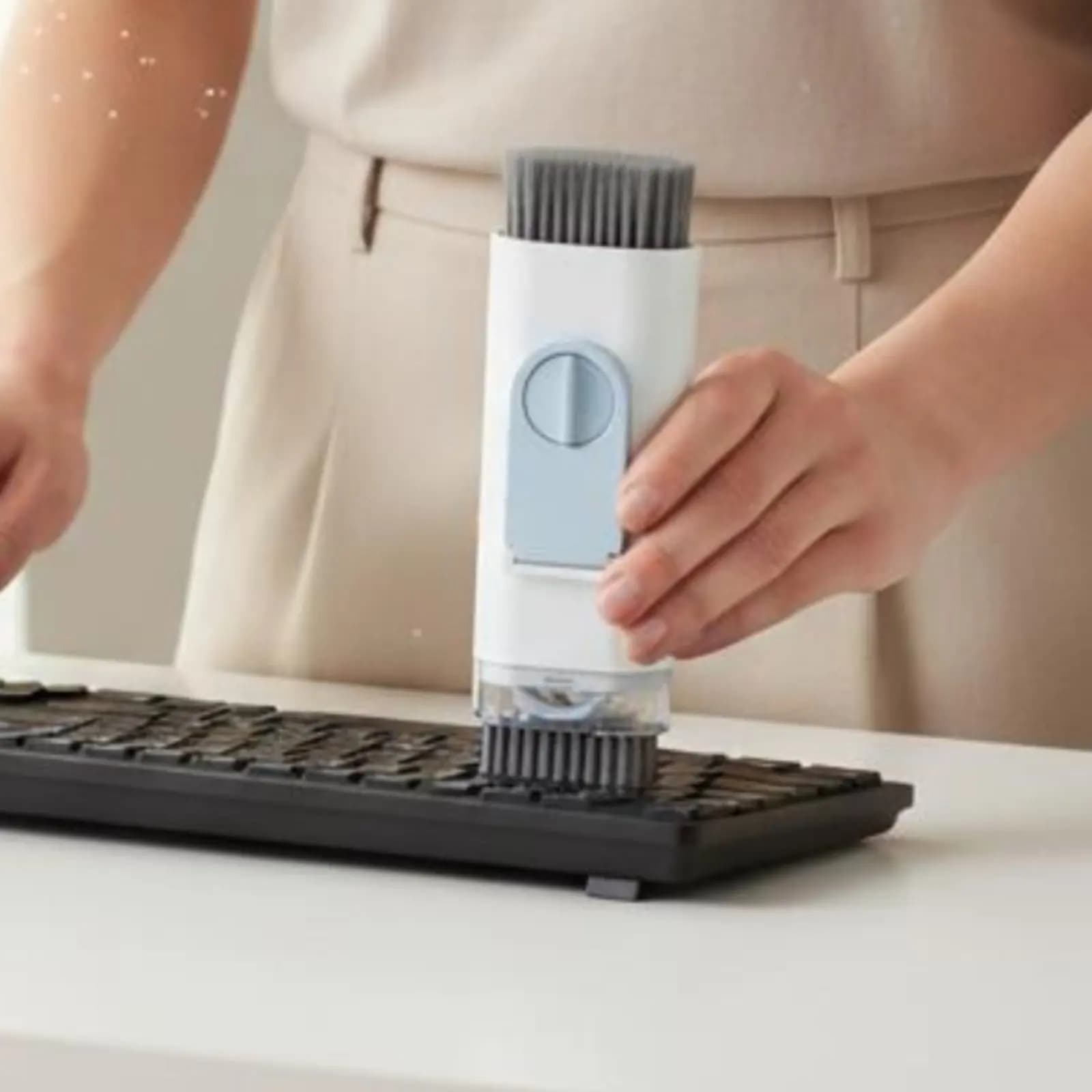 Kit di Pulizia Multifunzionale per Tastiera con Spazzola Morbida, Set di Pulizia 8-in-1 Portatile per Computer da Ufficio