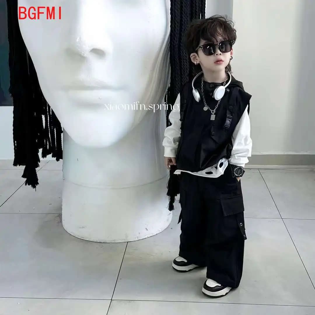 Coreano Bambini Ragazzo Primavera Autunno Set da 3 pezzi Capispalla per bambini T-shirt strappata + Gilet con cappuccio + Pantaloni cargo larghi Bel vestito casual