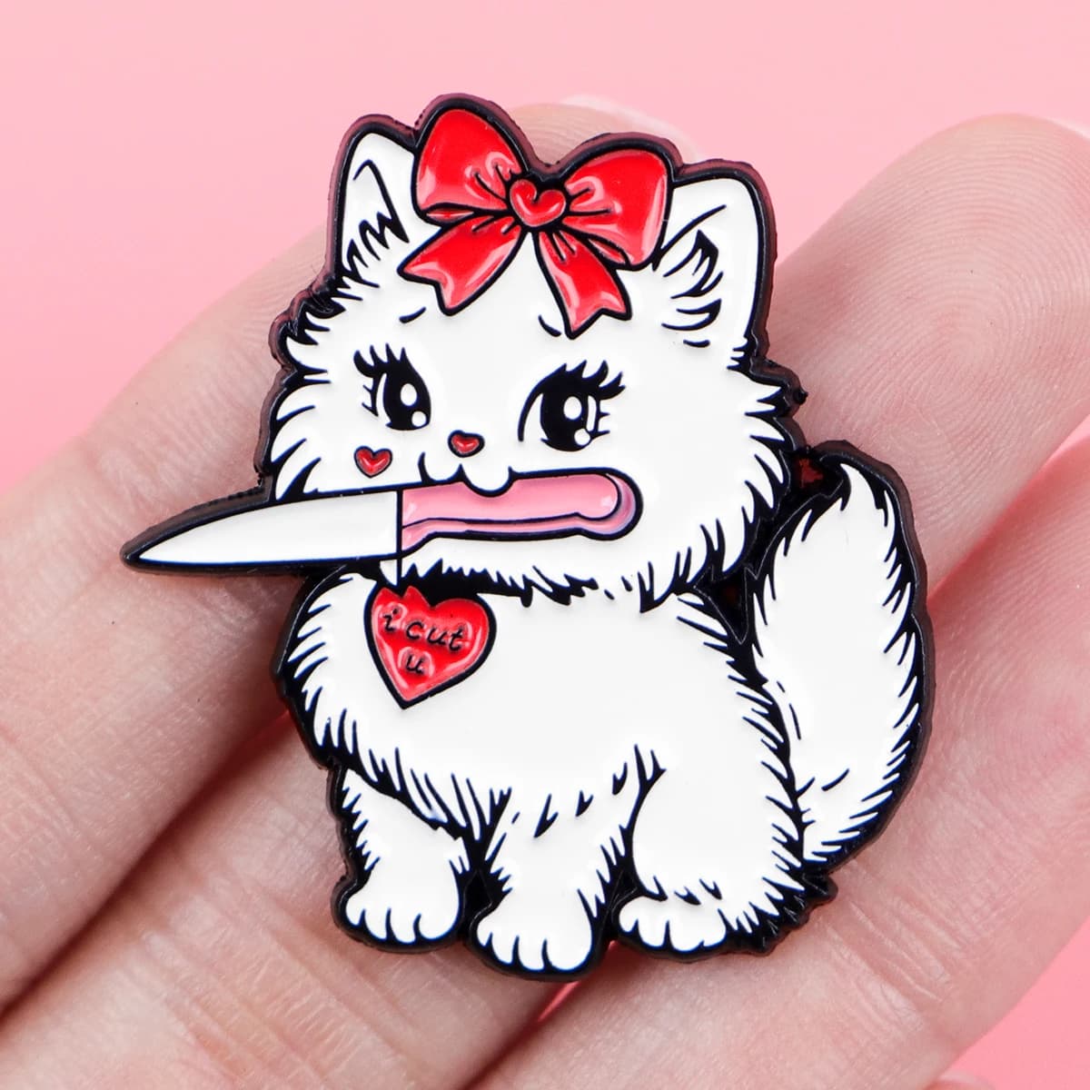 Simpatico gatto con coltello Spille smaltate Spille per cartoni animati Distintivo Spilla per zaino Accessori per vestiti Gioielli animali Regali di compleanno