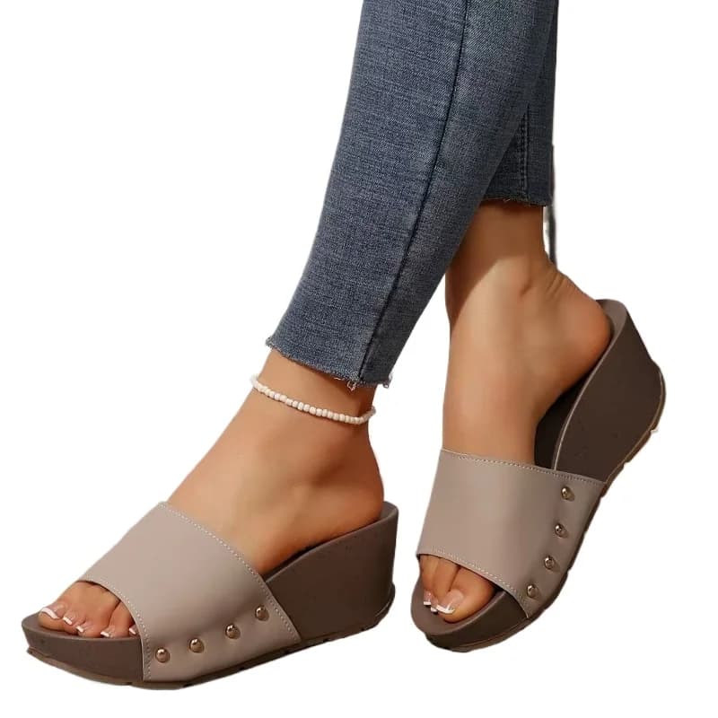 Sandali con Zeppa Donna in Pelle con Rivetti, Moda Estiva 2026, Ciabatte con Fondo Spesso, Scarpe da Spiaggia Taglie Grandi