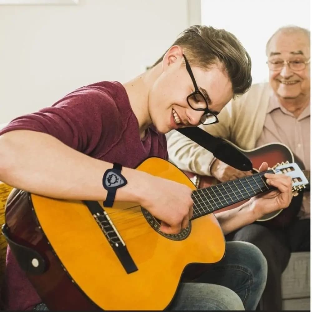 Bracciale per plettri per chitarra impermeabile Mini supporto per plettro per chitarra in gomma Cinturino da polso Elegante e comodo supporto per plettro per chitarra da uomo