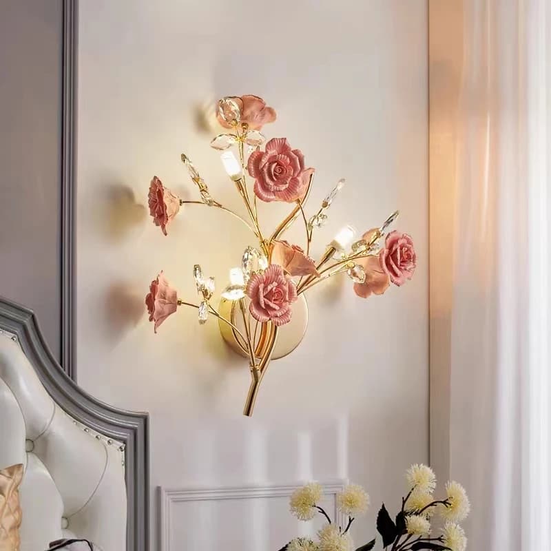 Lampade da parete per sfondo TV di lusso europeo Soggiorno Camera da letto Comodino Lampada da parete con fiori di cristallo Luci per specchio per corridoio scala