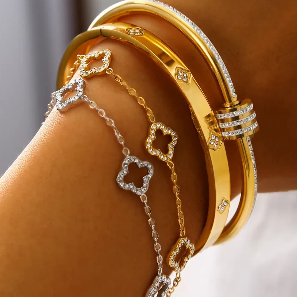 Elegante braccialetto femminile in acciaio inossidabile con zircon quattro foglie di trifoglio di design accessorio di moda di dettaglio cavo per piccola vita
