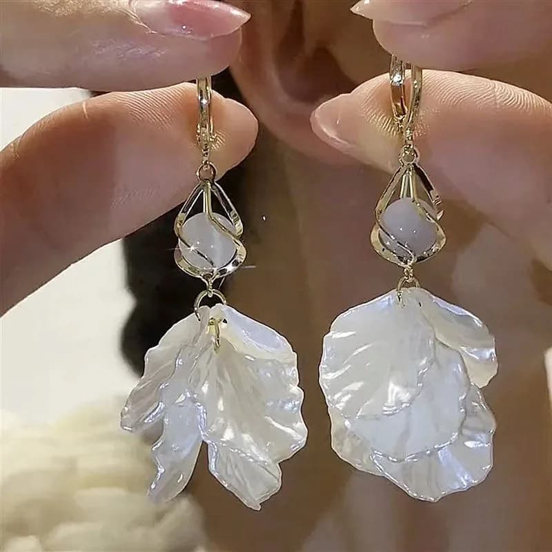 Lrysss Orecchini francesi eleganti con nappa a petalo di conchiglia, stile natalizio, design personalizzato, orecchini alla moda con pietra occhio di gatto