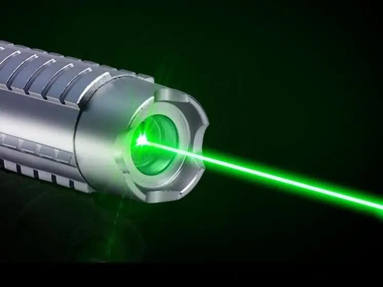 Puntatori laser 532nm verdi 100000m focalizzabili, laser per accendere fiammiferi, accessori da caccia, giocattolo per gatti, torcia laser (senza batteria)