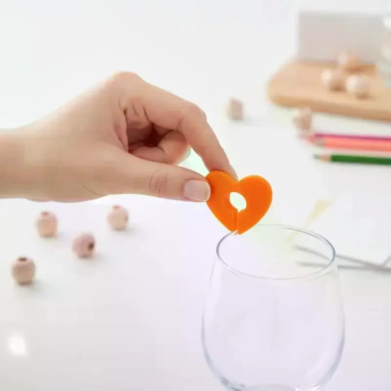 Essenziali per Feste: Set di 12 Segnaposto in Silicone a Forma di Cuore e Fiori per Vino e Champagne