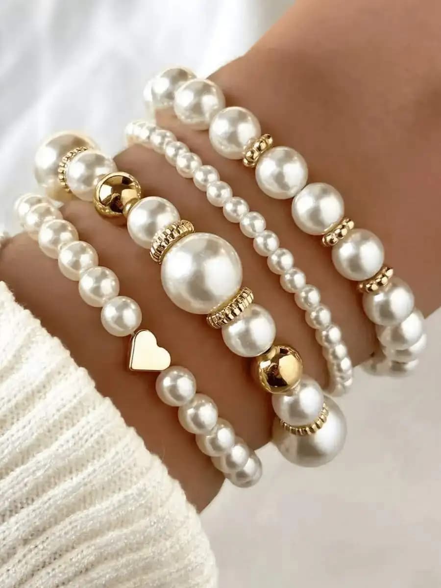 Set di 4 Braccialetti Impilabili in ABS Bianco Imitazione Perla, Stile Vintage, con Perline Dorate e Ciondolo a Cuore per Donne