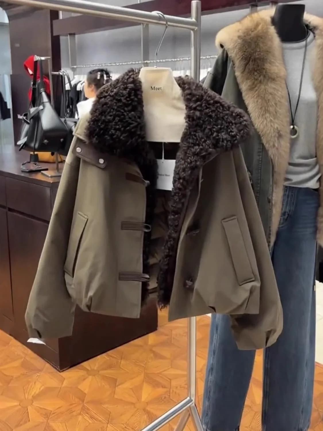 Giacca da donna calda in piuma con collo in pelliccia di agnello, nuovo stile Primavera 2026, da lavoro, con collo a revers, versatile, spessa, a maniche lunghe, corta