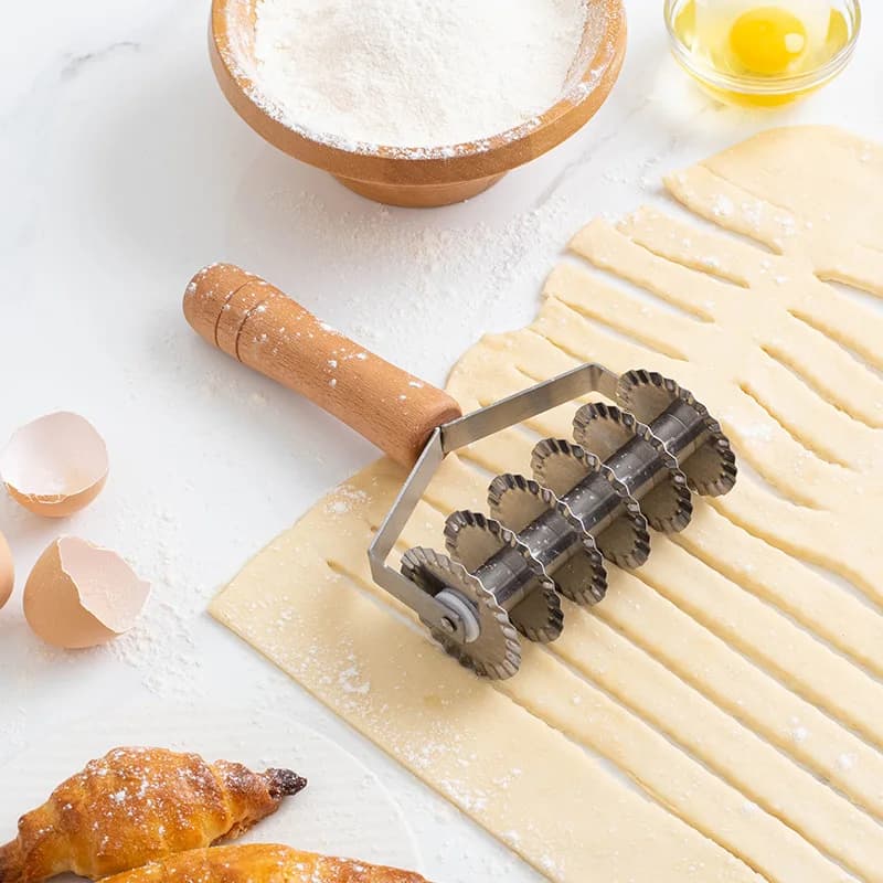 Coltello a rete in acciaio inossidabile con manico in legno, coltello per interfaccia in pizzo per torta pizza, strumento per cottura con coltello a rullo per pizza a sei ruote