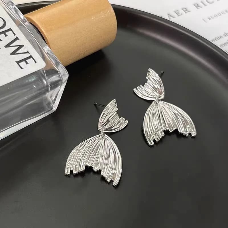 Orecchini a perno a coda di pesce dal design esagerato e distintivo, con ago in argento, di lusso discreto e di alta gamma, per autunno e inverno