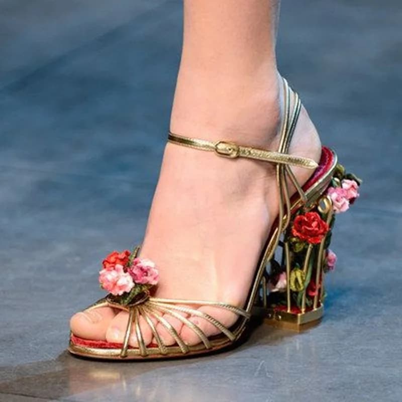 Sandali da donna con gabbia per uccelli di lusso Sandali con cinturino in pelle metallizzata dorata Cinturino alla caviglia con fiore floreale Festeggia le scarpe da festa della sposa 8,5 cm