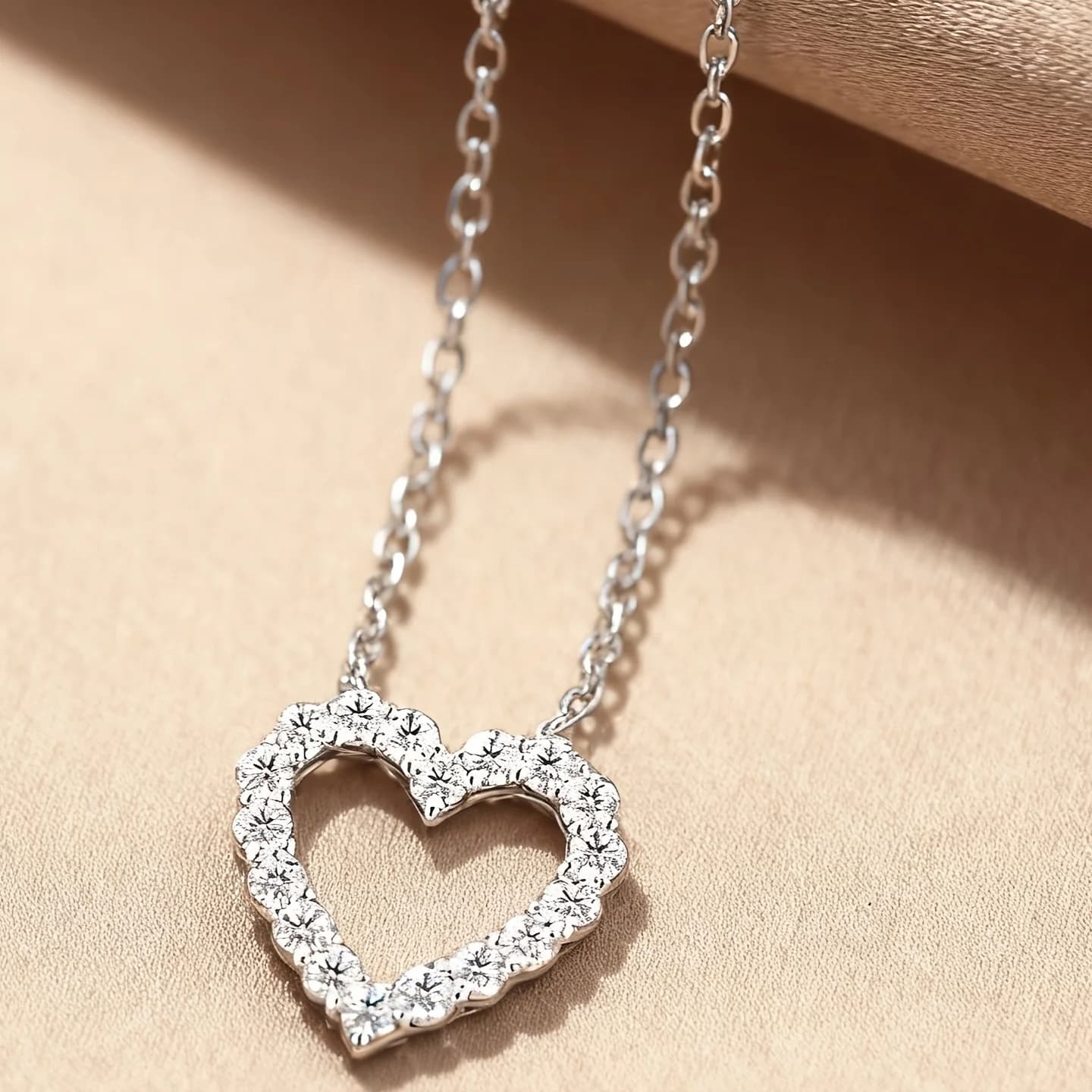 A Rhinestone Hollow Peach Heart Valentine's Day Women's Pendant Necklace