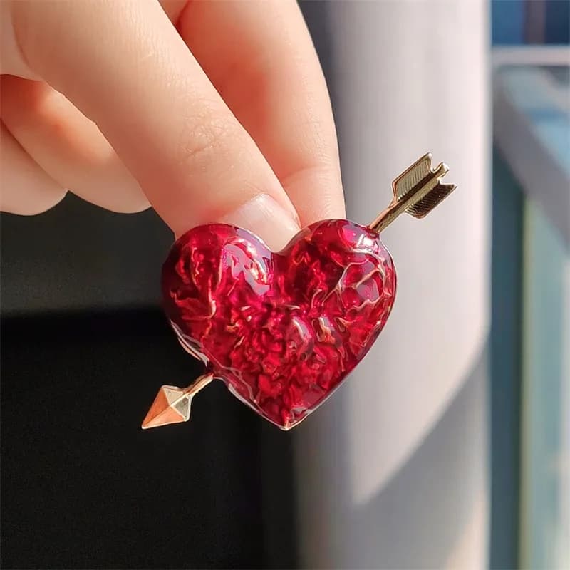 Spille rosse a forma di cuore con freccia, distintivi smaltati, regali per amici, accessori per ufficio e feste