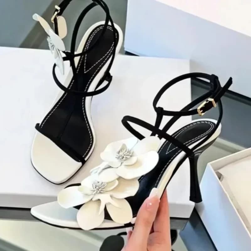 Eleganti sandali con tacco con decorazione floreale bianca per donna Scarpe firmate sexy con cinturino alla caviglia e punta aperta Scarpe da sposa alla moda