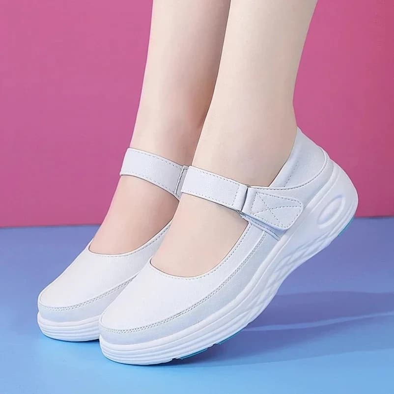 2025 Moda Donna Primavera Suola morbida Traspirante antiscivolo Suola spessa Scarpe da donna Scarpe singole piatte Scarpe scavate bianche