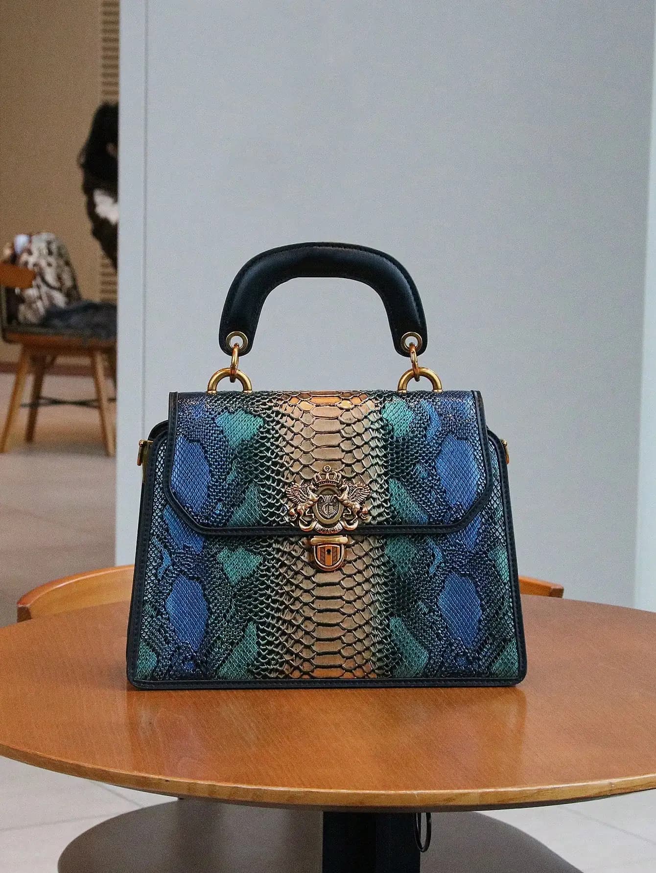 High-end customized 2025 new retro women's bag, fashion trend heavy industry luxury blue gold snake pattern lock handbag mature