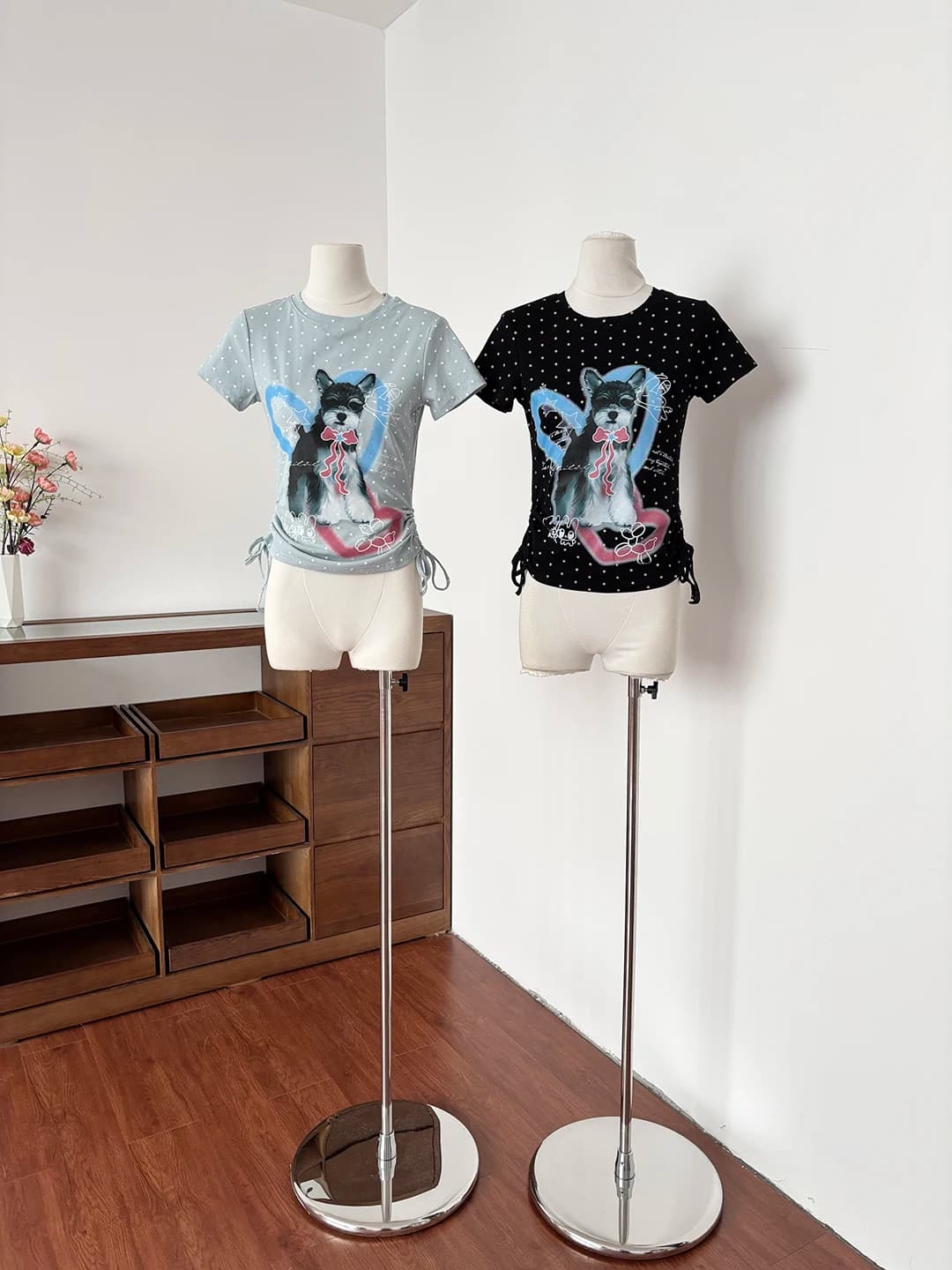 T-shirt dolce stile coreano a maniche corte, nuovo design estivo 2026, top da donna snellente stampato, girocollo in fibra di poliestere