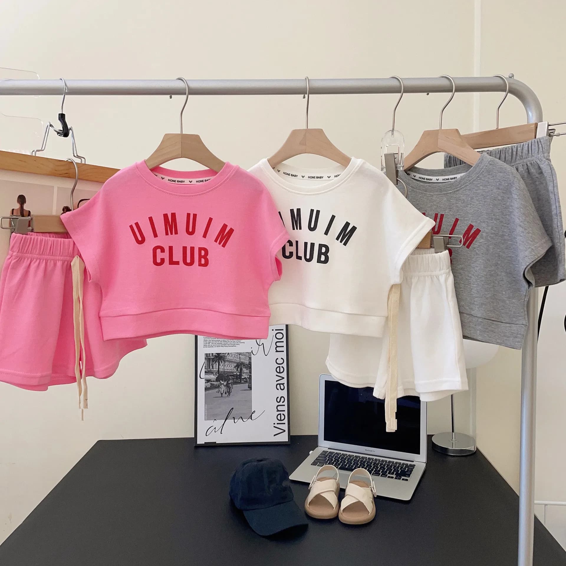 Set 2 pezzi (top + pantaloncini) per bambine, completo estivo sportivo alla moda, pullover con stampa a lettere, abbigliamento casual per bambini.
