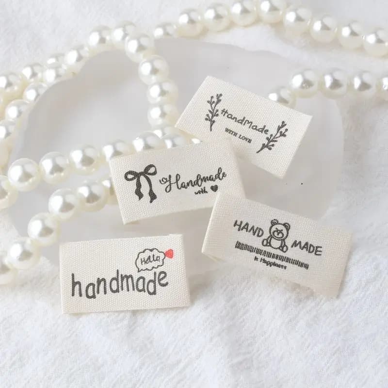 Nuova etichetta tessuta con lettera beige - Etichette in tessuto ricamato per elastici/clip per capelli fai da te e accessori di abbigliamento - Toppe artigianali da cucire