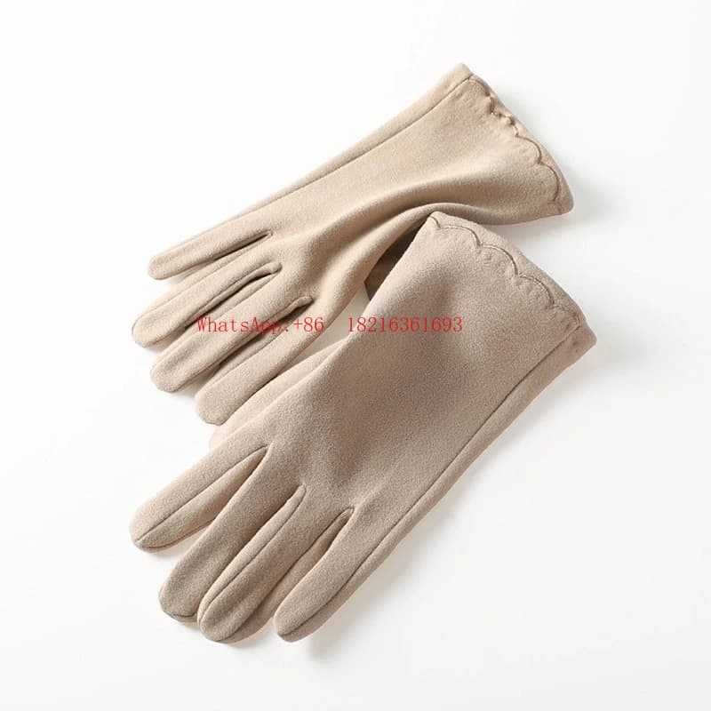 Women's cycling gloves are thickened in winter to keep warm and windproof and the new model can touch the screen.