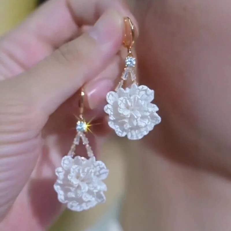 Nuovi orecchini a forma di peonia con diamanti incastonati, orecchini versatili e raffinati da donna, accessori di lusso leggero ed eleganti di alta gamma
