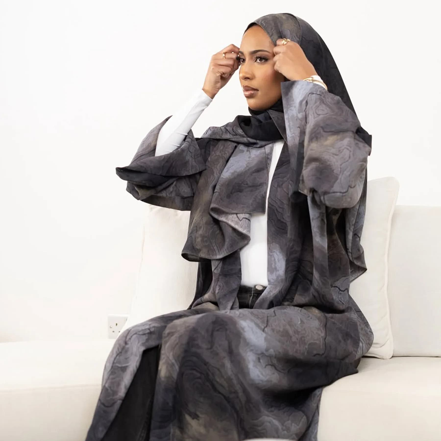 Abaya Stampata con Hijab Abbinato – Sfumatura Blu Astratta, Scollo a V, con Tasche e Design Senza Cintura
