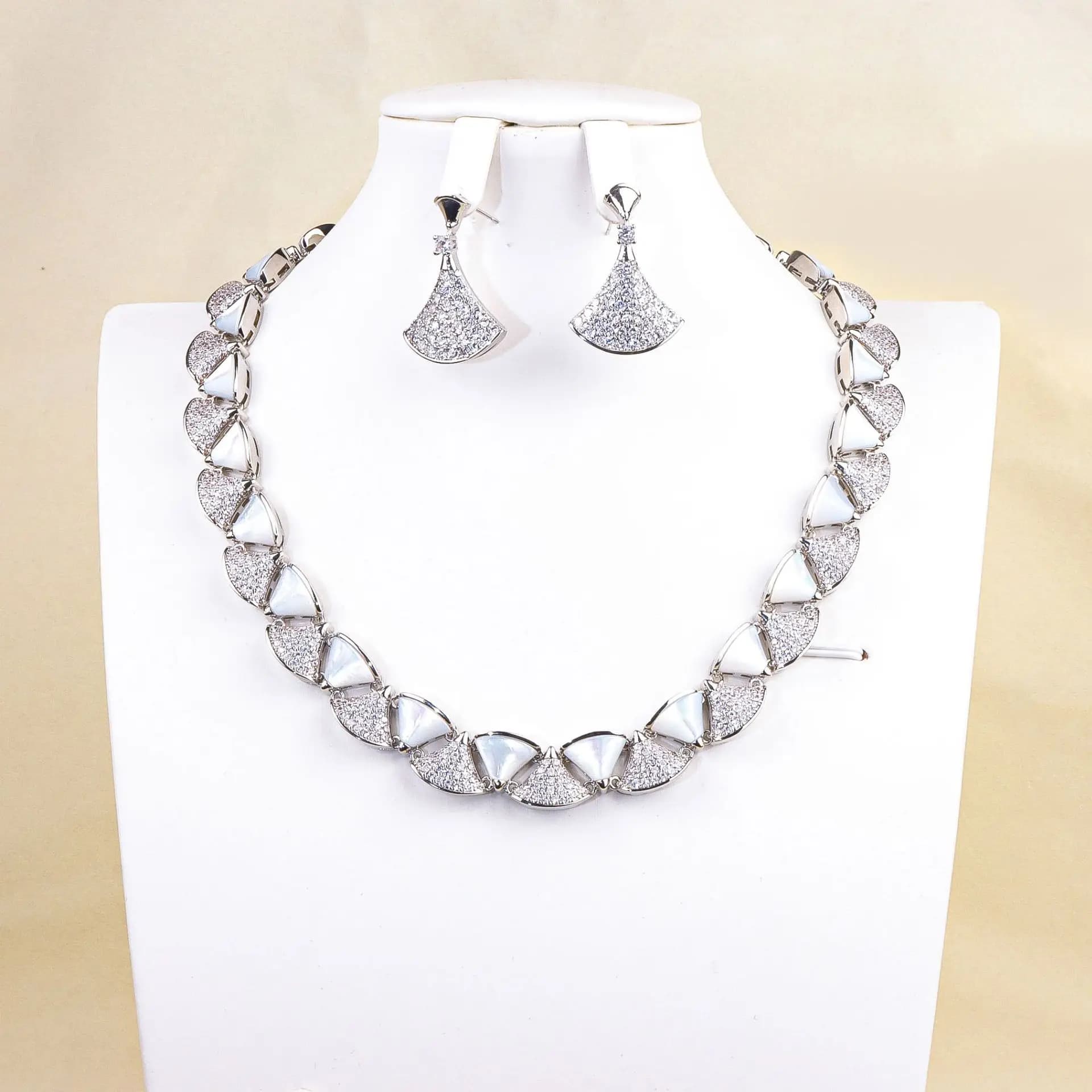 HIBRIDE Nuovo personalizzato delicato triangolare premium collana orecchini gioielli adatti per abito regalo ospite di nozze nigeriano S-935