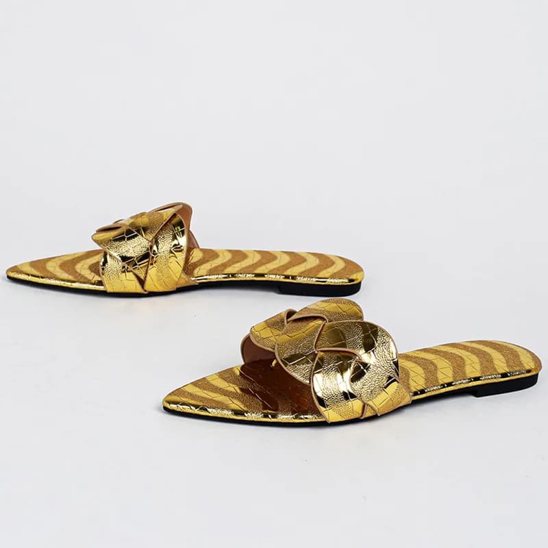 Sandali piatti sexy con punta a punta oro argento da donna Pantofole con design in rilievo in finto metallo Sandali con diapositive antiscivolo leggeri Scarpe da spiaggia