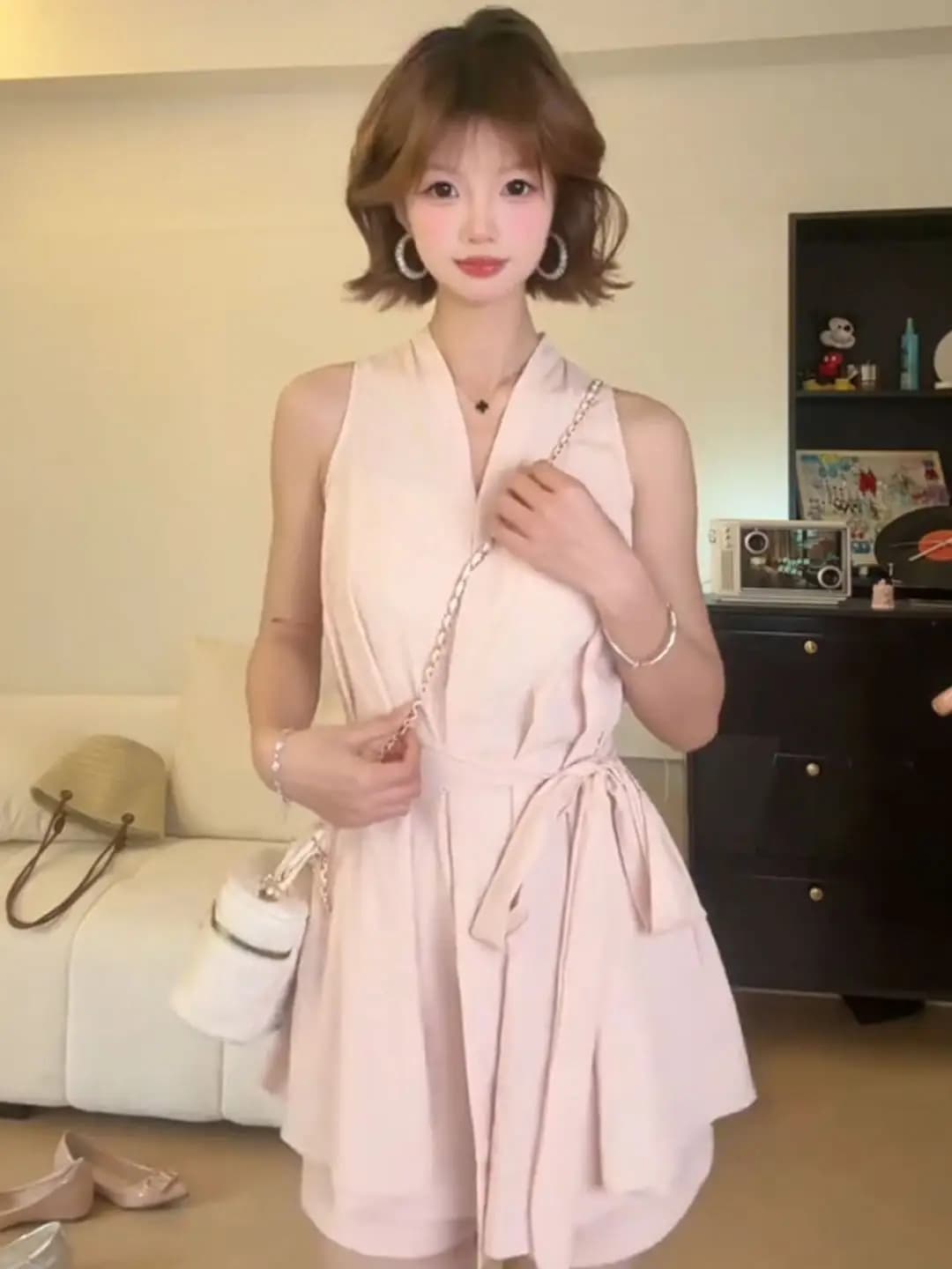 Completo due pezzi estivo alla moda con top senza maniche e pantaloncini a vita alta, colore pastello, con cintura, per giovani donne, effetto snellente