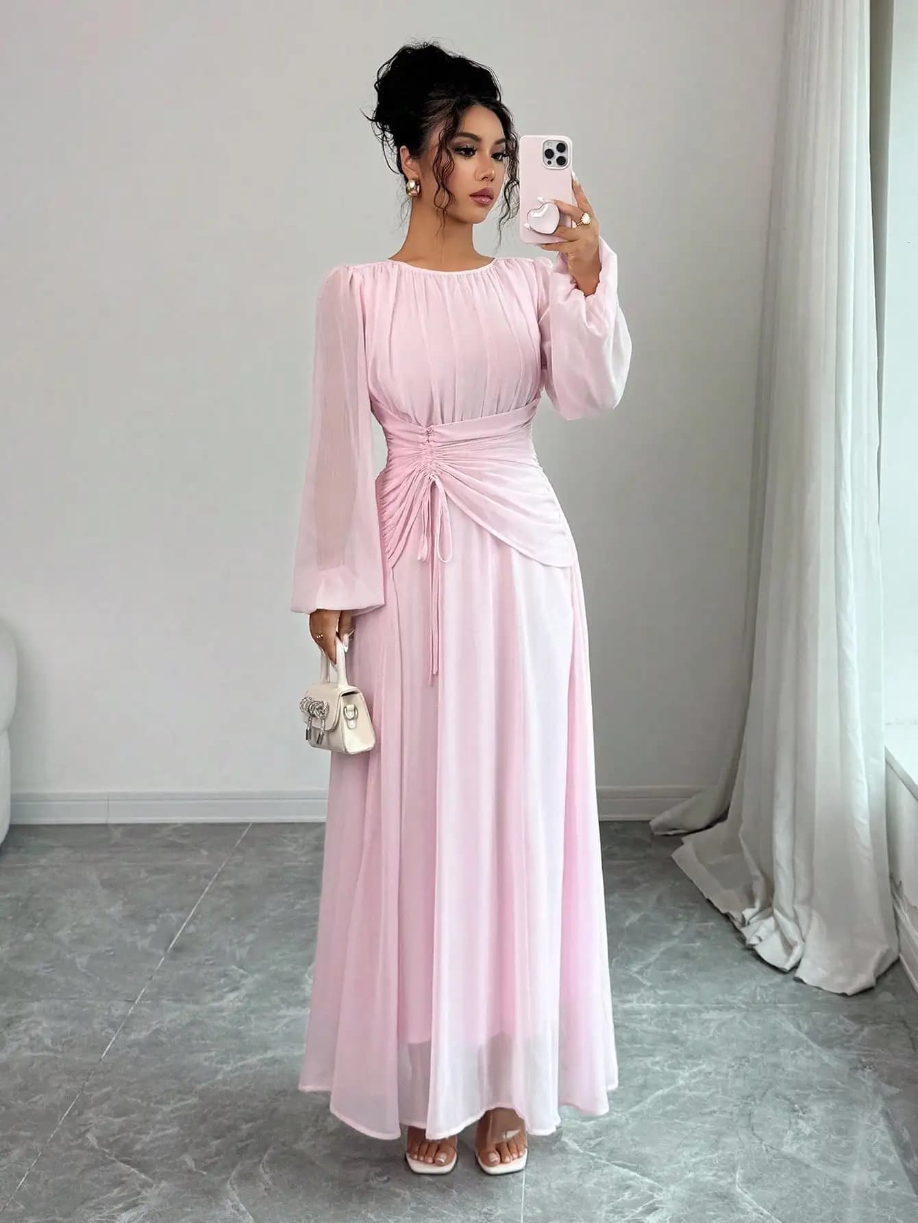 Abito lungo rosa a maniche lunghe con vita arricciata e coulisse, design fluido a trapezio per primavera estate