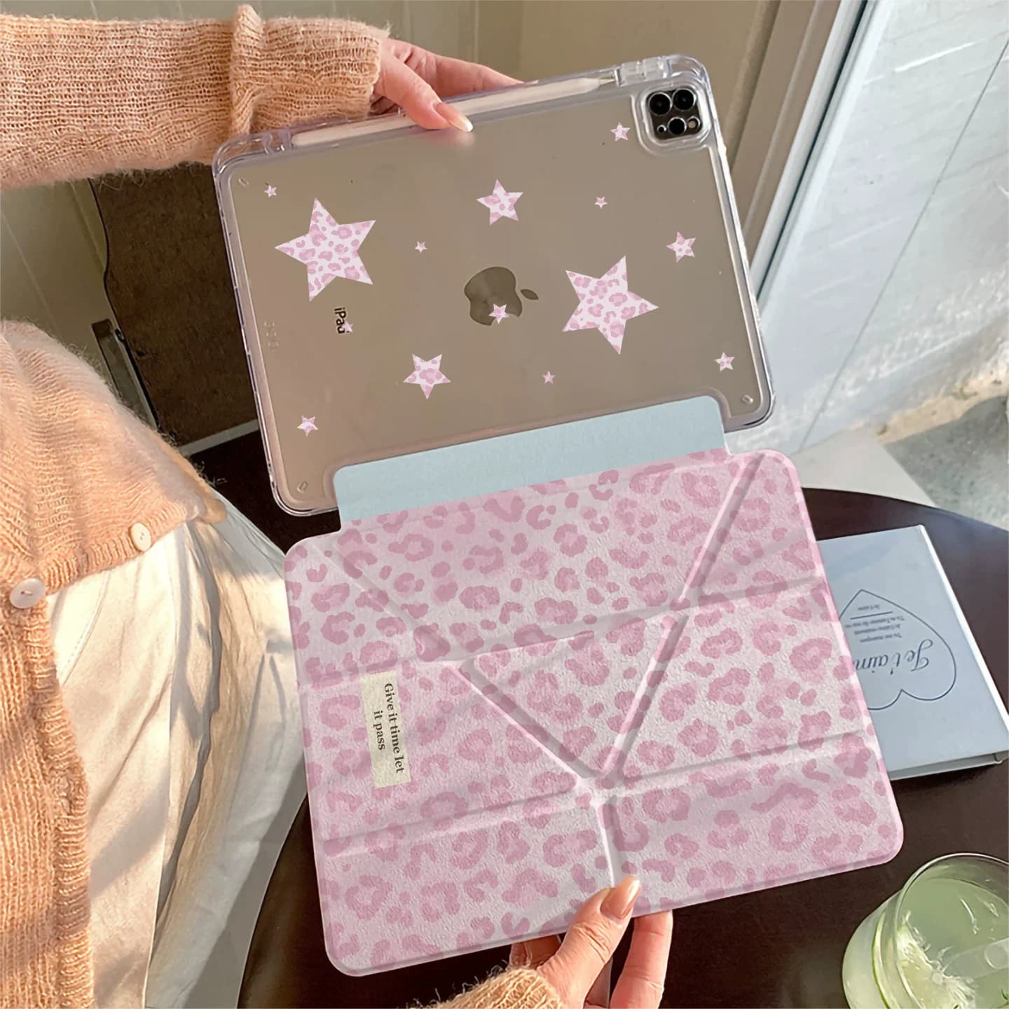Custodia per iPad con stampa leopardata e stelle rosa per iPad 11 Air 7 6 5 10 10.2” 10.9” Mini 7, cover antiurto Y-Fold carina con slot per matita