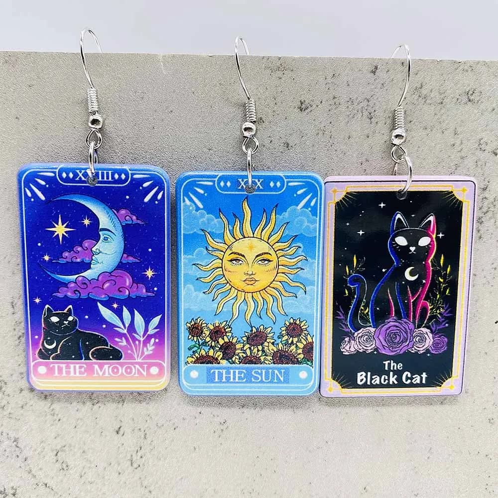Orecchini di carte dei tarocchi di carte da gioco da tavolo di cartoni animati Ciondoli di carte dei tarocchi di gatto bianco nero Orecchini di Halloween in acrilico con stella lunare
