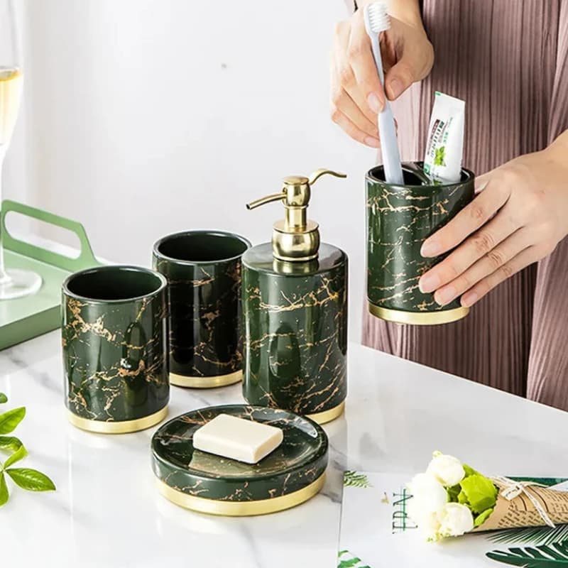 Set in ceramica da 5 pezzi: tazza per bocca, bottiglia per lozione, portaspazzolino e portasapone per l'organizzazione del bagno ed uso elegante