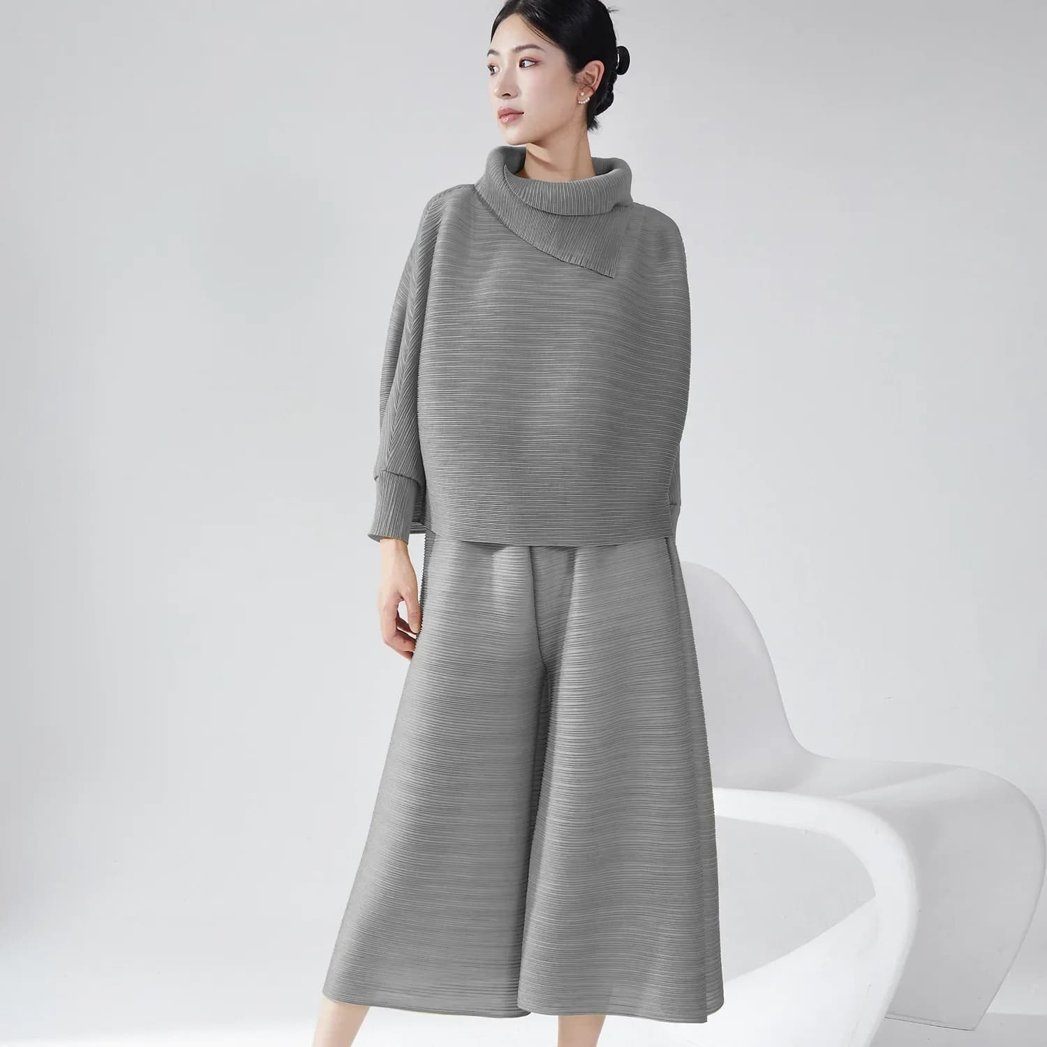 YUDX Miyake Top con maniche a lanterna a collo alto pieghettato Pantaloni a gamba larga Set da due pezzi causali primaverili da donna