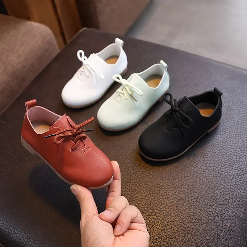 Scarpe da ragazzo primavera autunno Scarpe piccole in pelle solida moda per ragazze Scarpe da scuola leggere con suola morbida Mocassini da studente con lacci