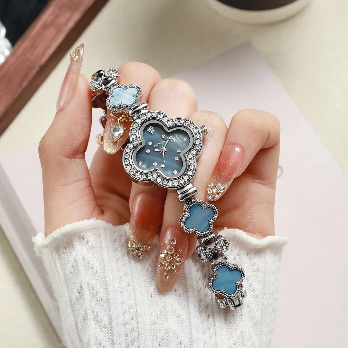 Orologio da donna al quarzo di lusso con quadrifoglio, quadrante in madreperla tempestato di diamanti, bracciale in argento, elegante orologio da polso da donna