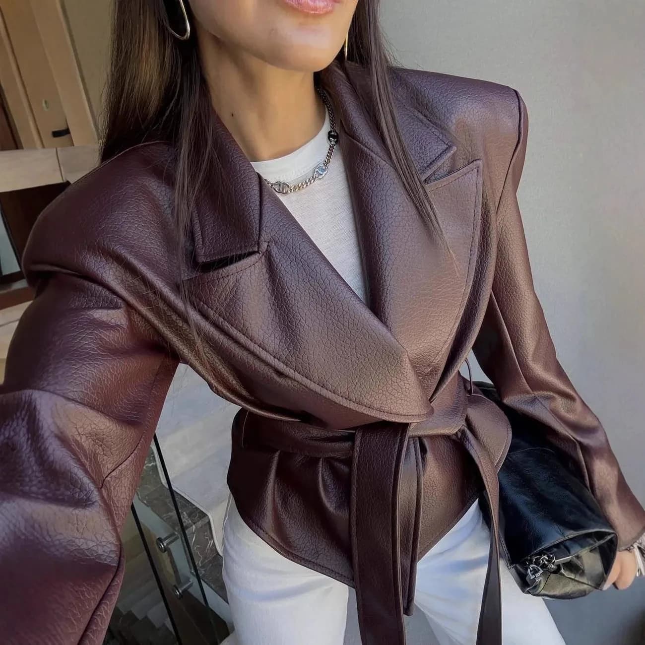 Autunno Inverno Abbigliamento donna Moto Cool Strap Temperamento Giacca in pelle 2025 Nuove donne con cintura Giacca da motociclista Cappotto da donna